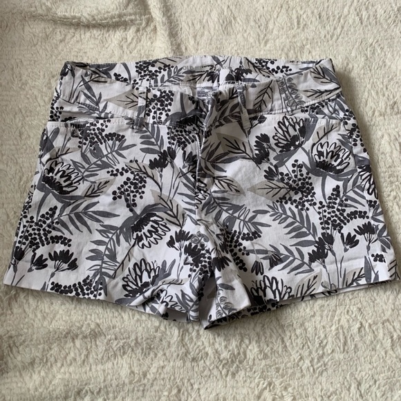 Old Navy Pants - White shorts gray floral pattern size 0 old navy